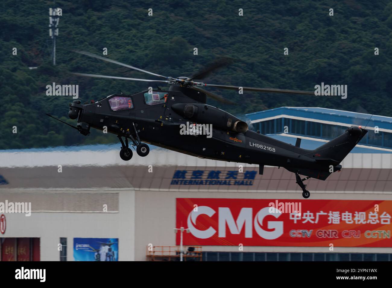 Un elicottero d'attacco Changhe Z-10 dell'Esercito Popolare di Liberazione cinese all'Airshow China a Zhuhai Foto Stock