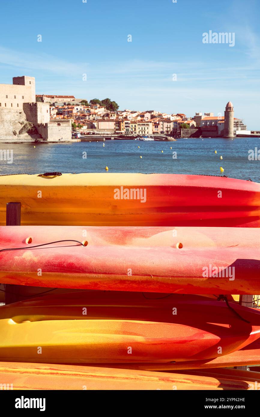 Colorati scafi di kayak di mare di fronte al porto della città vecchia di Collioure, Cote Vermeille, Languedoc-Roussillon, Occitania, Francia Foto Stock