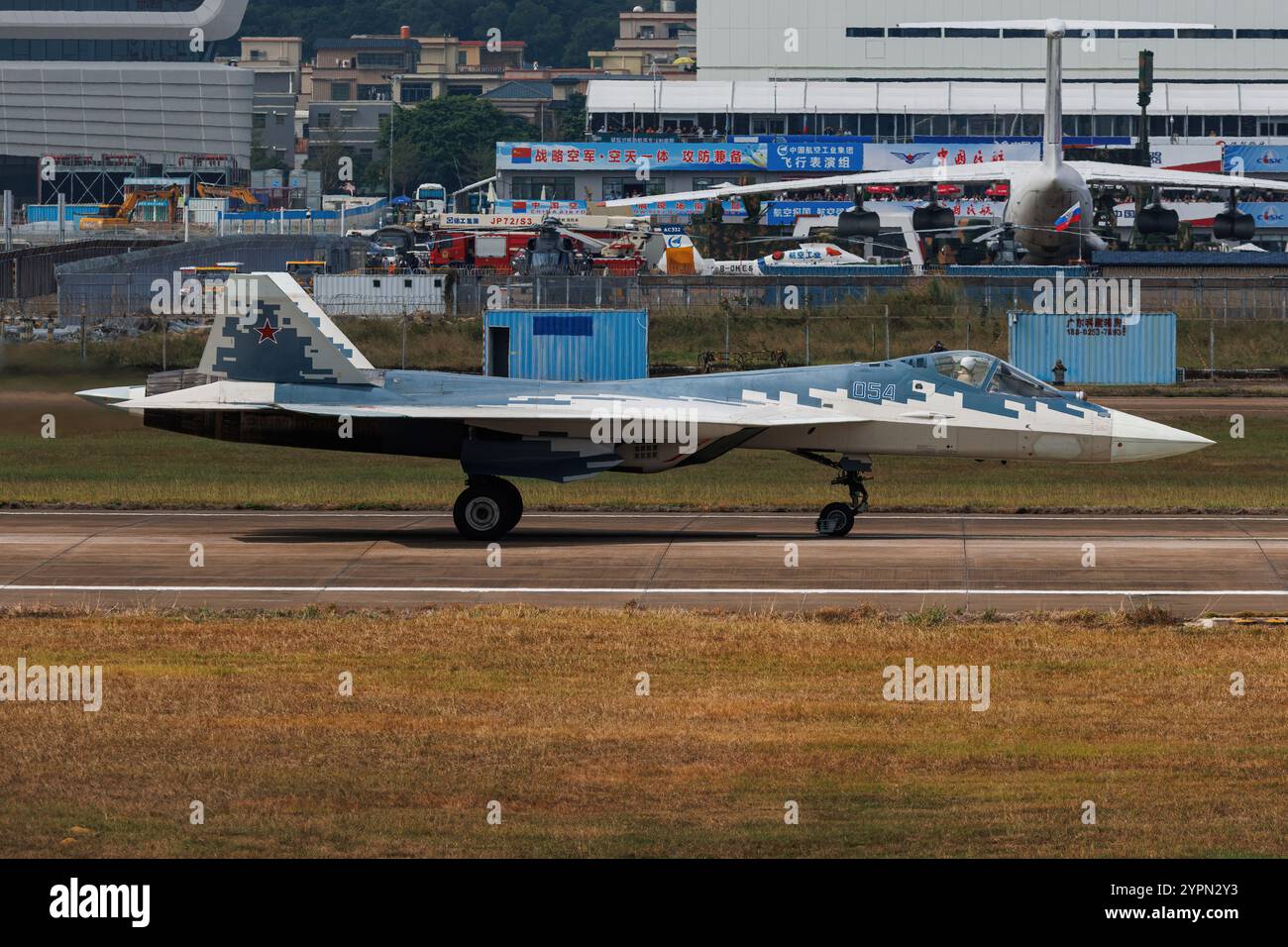 Un caccia multiruolo furtivo Sukhoi su-57 gestito dal Sukhoi Design Bureau russo all'Airshow China di Zhuhai Foto Stock