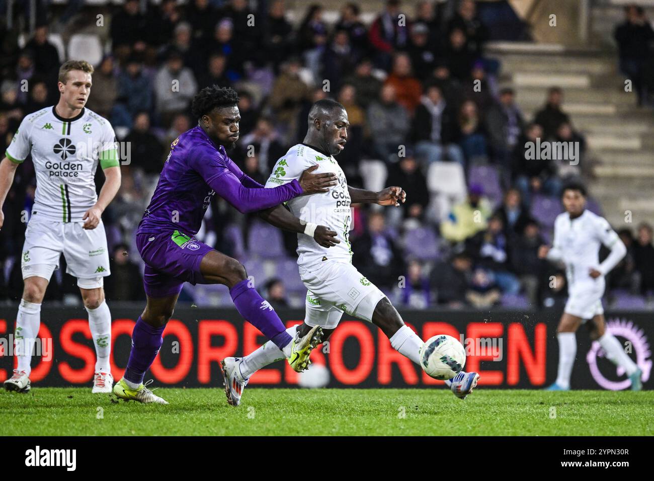 Beerschot's Loic MBE Soh e Cercle's Kevin Denkey in azione durante una partita di calcio tra Beerschot va e Cercle Brugge, domenica 01 dicembre 2024 ad Anversa, il giorno 16 della stagione 2024-2025 della "Jupiler Pro League" prima divisione del campionato belga. BELGA FOTO TOM GOYVAERTS Foto Stock