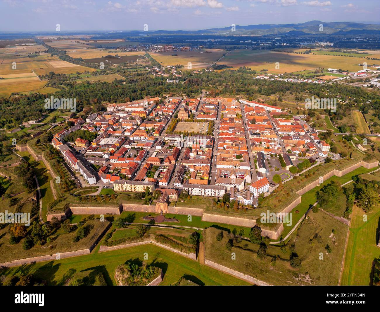 Punto di vista del drone ad alto angolo su Neuf-Brisach, una città fortificata dell'Alsazia, Francia orientale. Neuf-Brisach fu fondata tra il 1699 e il 1703. Foto Stock Punto di vista del drone ad alto angolo su Neuf-Brisach, una città fortificata dell'Alsazia, Francia orientale. Neuf-Brisach fu fondata tra il 1699 e il 1703. Foto Stock