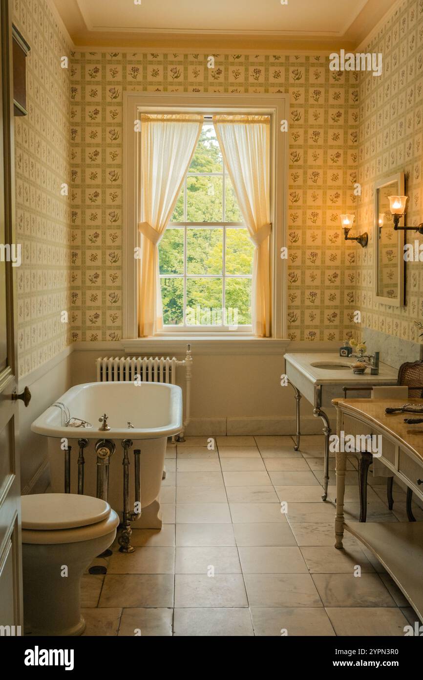Lenox, Massachusetts, Stati Uniti - 19 luglio 2022: Bagno con vasca al Mount, che fu la casa di campagna della scrittrice Edith Wharton nei primi anni '1900 Foto Stock