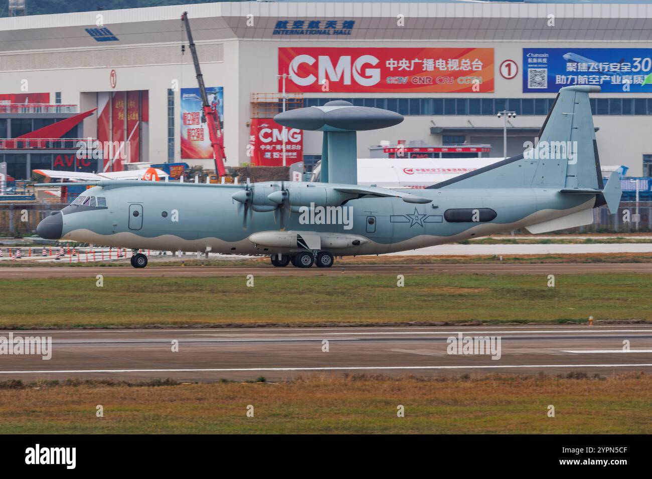 Un velivolo cinese Shaanxi KJ-500 dell'Esercito Popolare di Liberazione Air Force (AEW&C) in volo presso lo Zhuhai Airshow Foto Stock