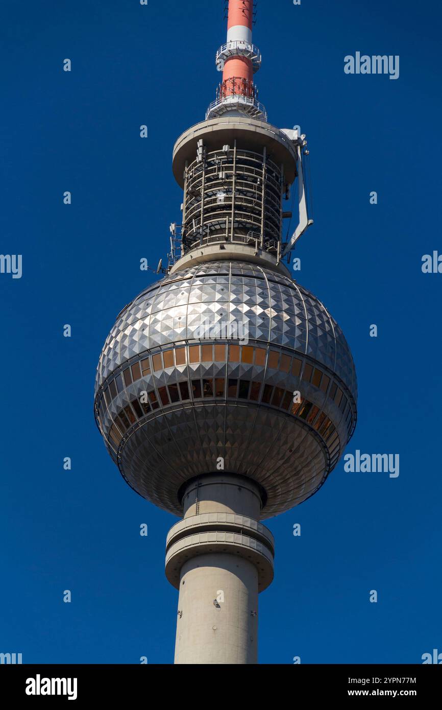 Torre televisiva Fernsehturm nel centro di Berlino, Germania Foto Stock