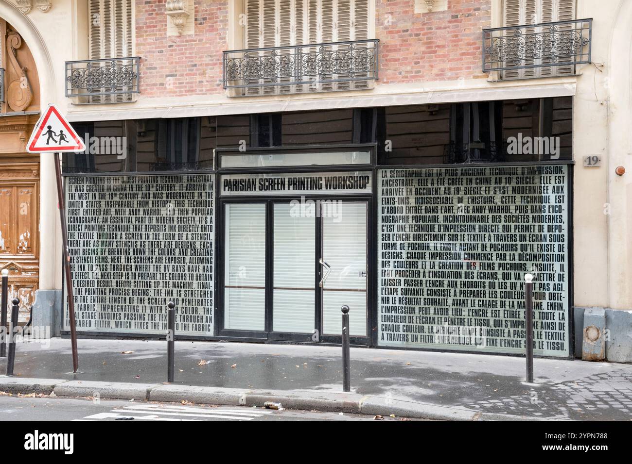 I locali del laboratorio parigino di serigrafia in Rue Eugène Varlin, Parigi. Foto Stock