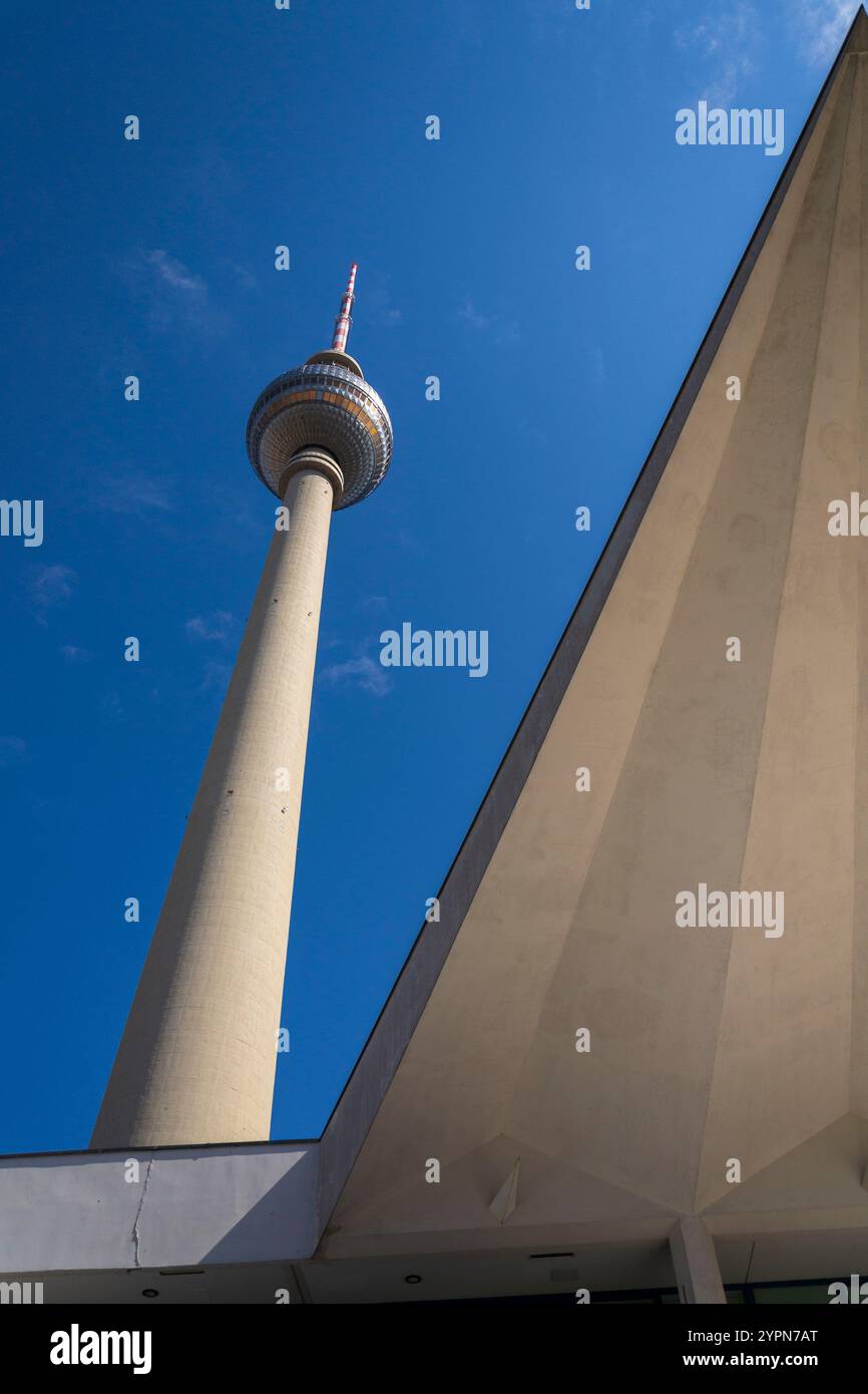 Torre televisiva Fernsehturm nel centro di Berlino, Germania Foto Stock