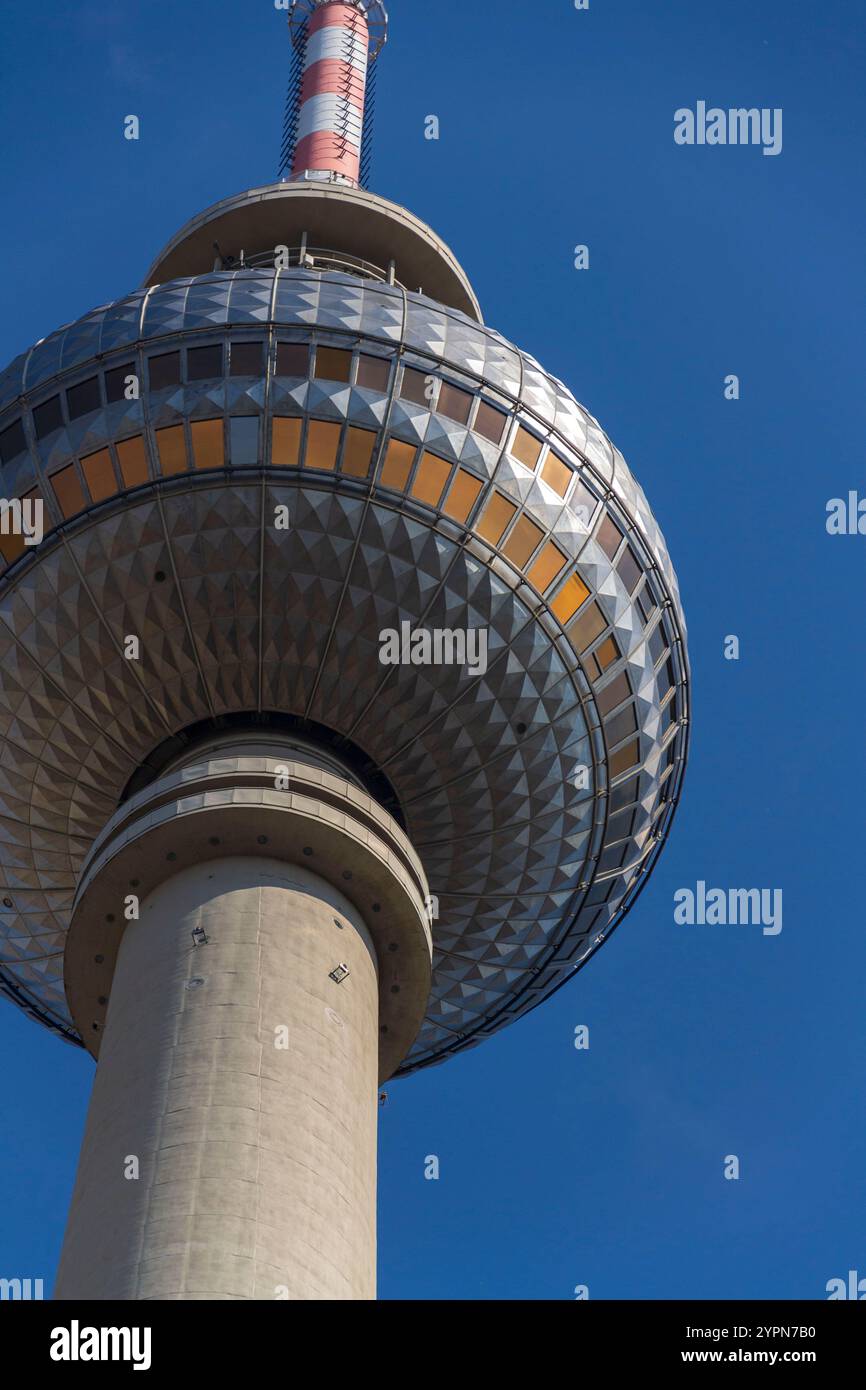 Torre televisiva Fernsehturm nel centro di Berlino, Germania Foto Stock