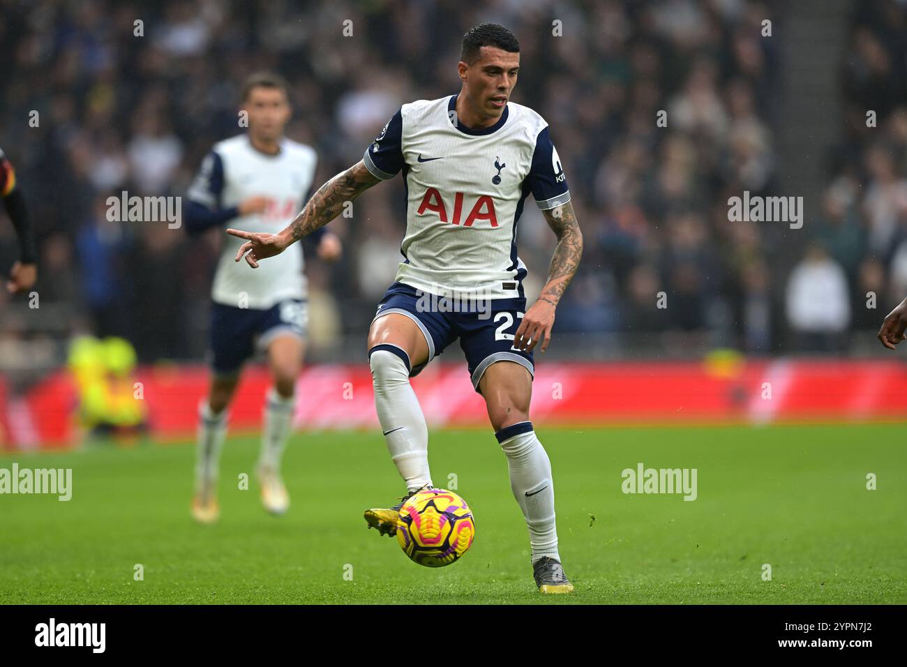 Londra, Regno Unito. 1 dicembre 2024. Pedro Porro del Tottenham Hotspur durante la partita Spurs vs Fulham, Premier League allo stadio Tottenham Hotspur di Londra. Questa immagine è SOLO per USO EDITORIALE. Licenza richiesta da Football DataCo per qualsiasi altro utilizzo. Crediti: MARTIN DALTON/Alamy Live News Foto Stock