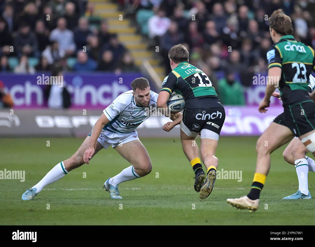 Northampton, Regno Unito. 29 novembre 2024. Max Llewellyn di Gloucester e Tom Litchfield di Northampton in azione durante il Gallagher Premiership Rugby match tra Northampton Saints e Gloucester Rugby al cinch Stadium il 29 novembre 2024 a Londra, Inghilterra. Crediti: Gary Mitchell, GMP Media/Alamy Live News Foto Stock