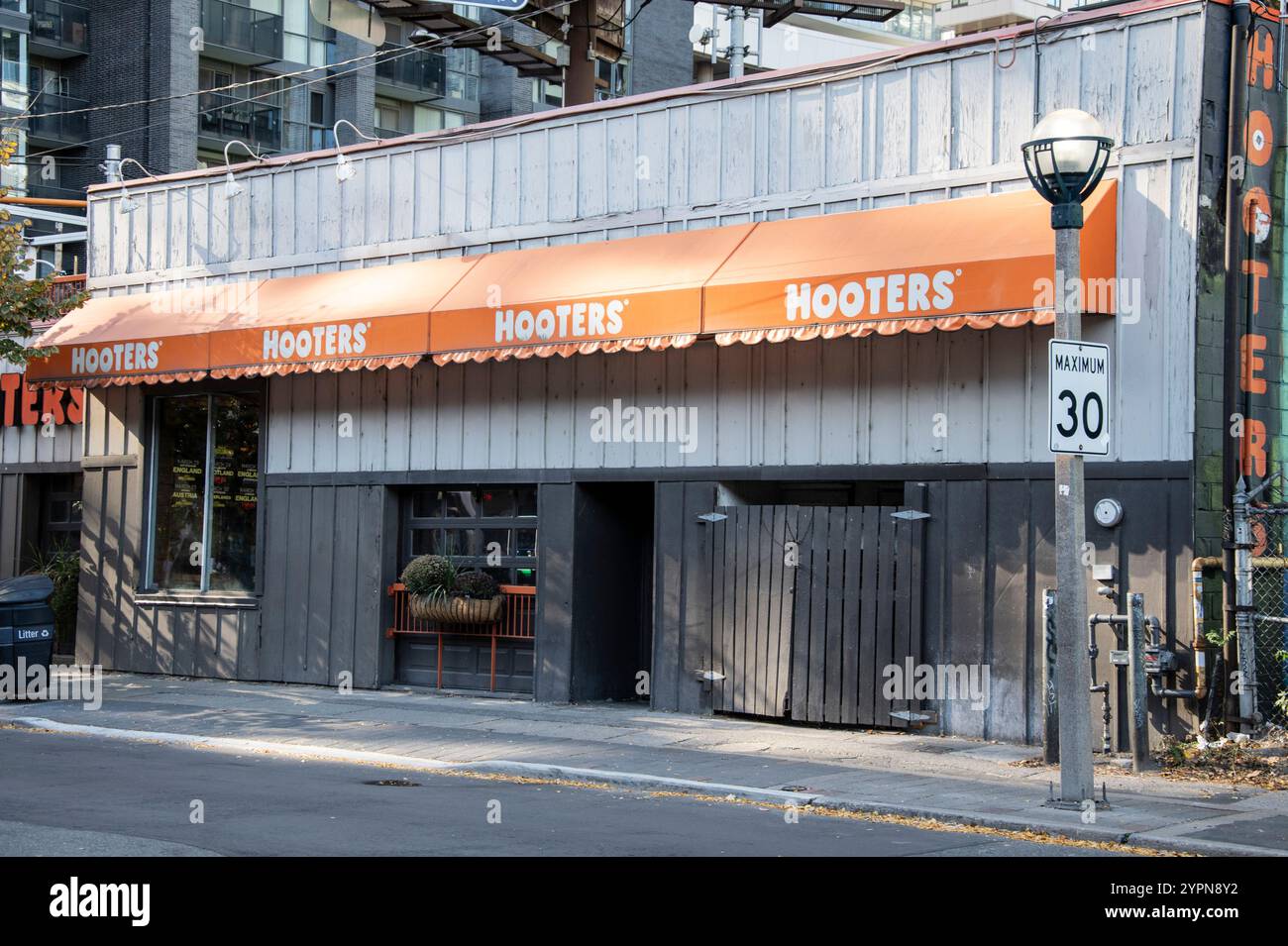 Insegna Hooters Bar & Grill su Adelaide Street West nel centro di Toronto, Ontario, Canada Foto Stock