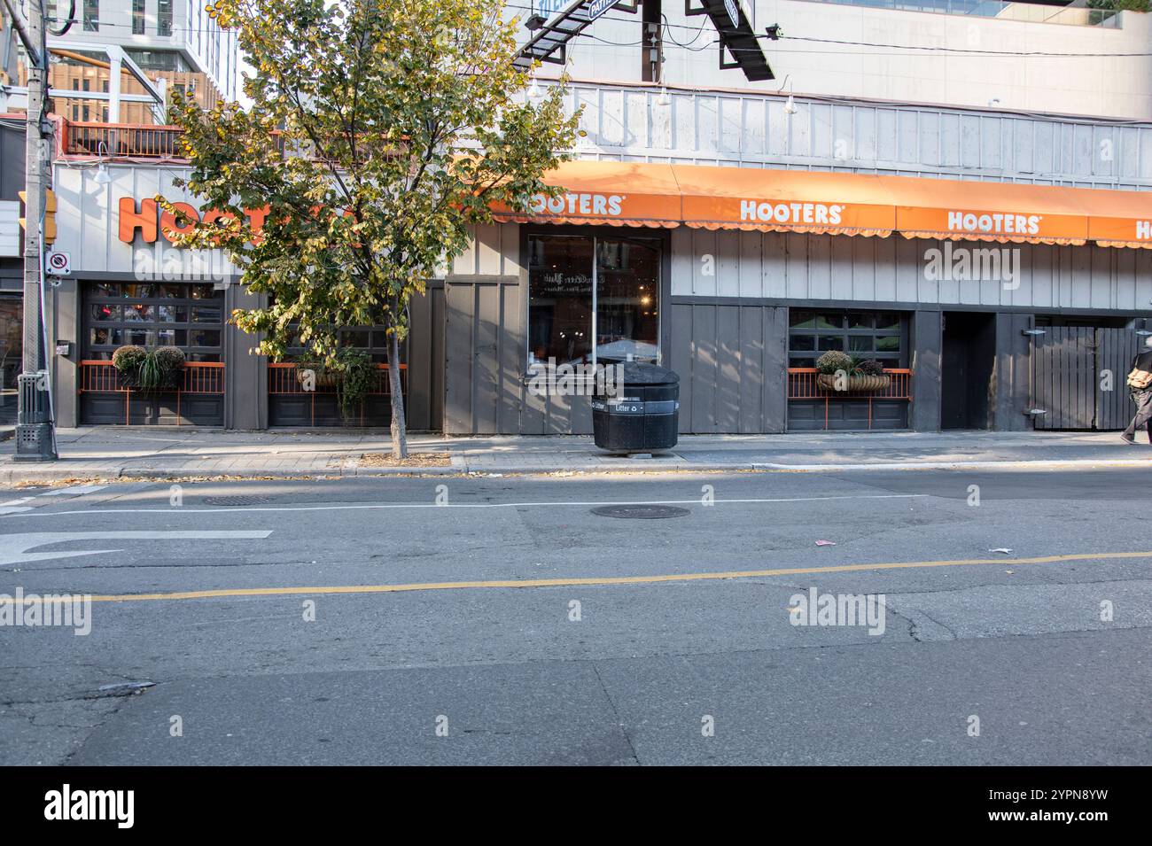 Insegna Hooters Bar & Grill su Adelaide Street West nel centro di Toronto, Ontario, Canada Foto Stock