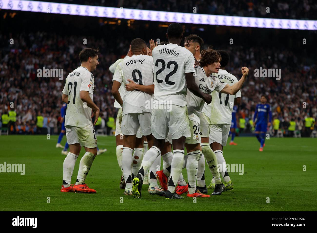 Madrid, Spagna. 1 dicembre 2024. I giocatori del Real Madrid celebrano un gol durante una partita di campionato spagnolo tra Real Madrid e Getafe questo pomeriggio allo stadio Santiago Bernabéu credito: D. Canales Carvajal/Alamy Live News Foto Stock