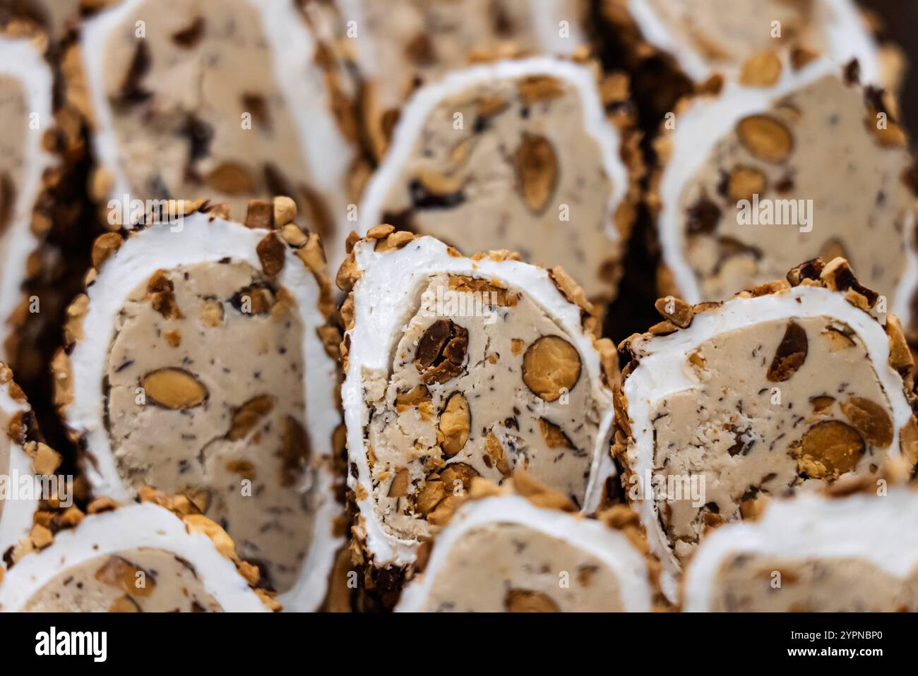 Delizie turche o lokum, halgoum è una famiglia di dolci con amido e zucchero. Eccellente delizia turca. Famoso dolce turco e greco. T Foto Stock