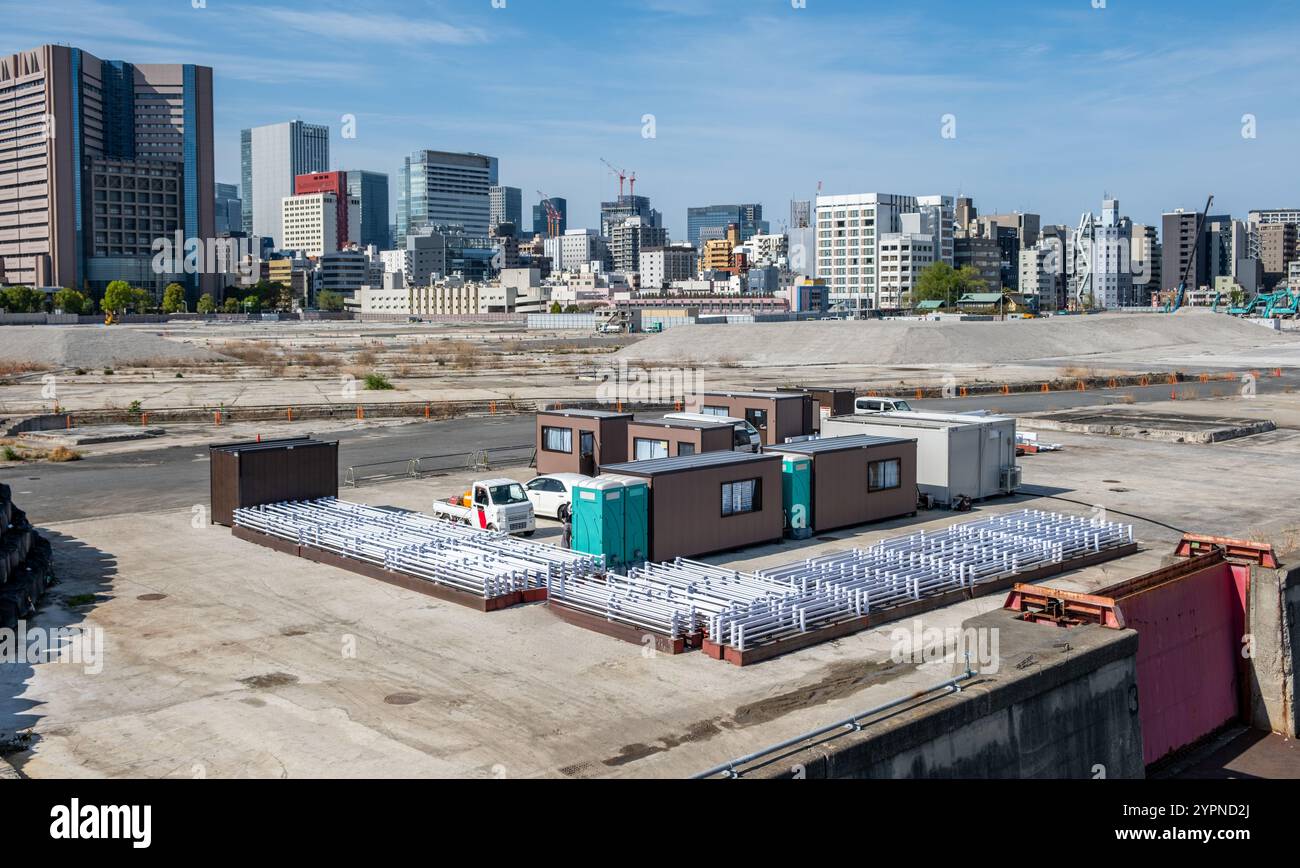Cantiere nel centro di Tokyo, Giappone. Servizi sul posto, alti edifici cittadini e sfondo blu cielo Foto Stock