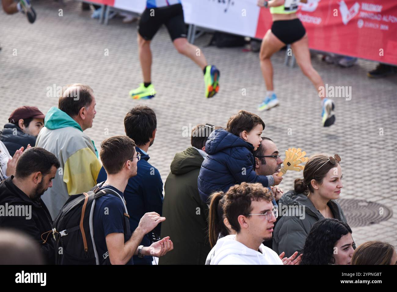 Valencia, Spagna - 1 dicembre 2024. La maratona di Valencia Trinidad Alfonso 2024 è stata un evento di corsa molto intenso ed emozionante a causa del recente disastro delle inondazioni DANA. Il legame tra pubblico e atleti è stato profondo e l'occasione per stare insieme come comunità. Gli spettatori e gli spettatori incoraggiano e sostengono i corridori, anche quelli meno competitivi. Crediti: Roberto Arosio/Alamy Live News Foto Stock