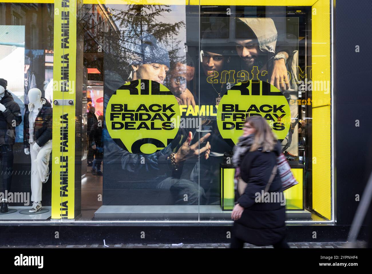 Il Black Friday è stato pubblicizzato nelle vetrine dei negozi di Oxford Street a novembre, nel cuore del West End di Londra, Inghilterra, Regno Unito Foto Stock