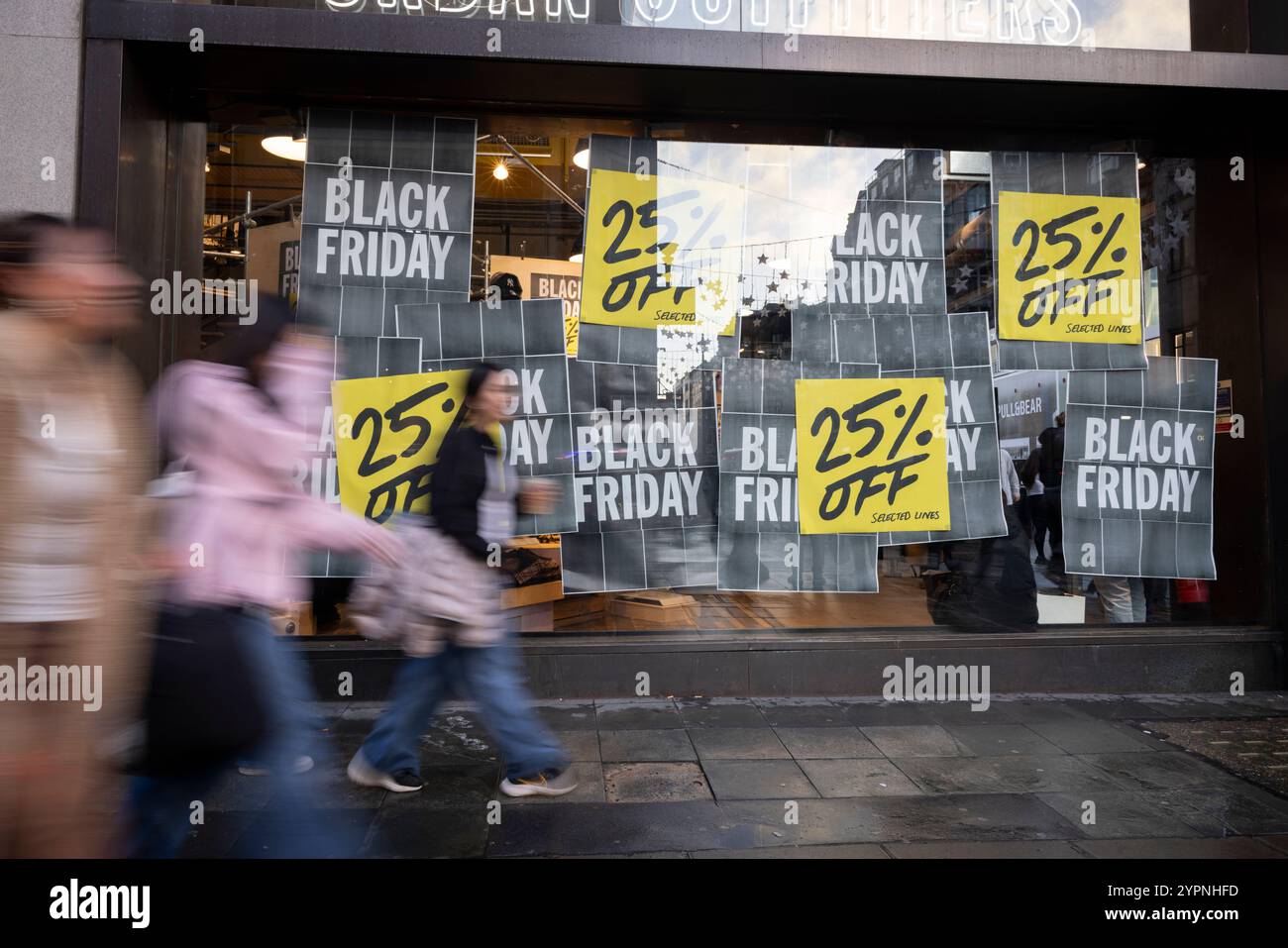 Il Black Friday è stato pubblicizzato nelle vetrine dei negozi di Oxford Street a novembre, nel cuore del West End di Londra, Inghilterra, Regno Unito Foto Stock