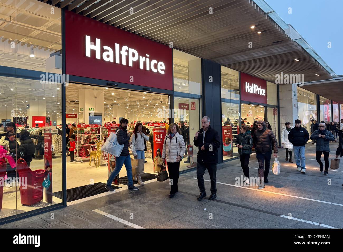 Il centro commerciale Puerto Venecia è pieno di persone durante la settimana di vendita del Black Friday, Saragozza, Spagna Foto Stock