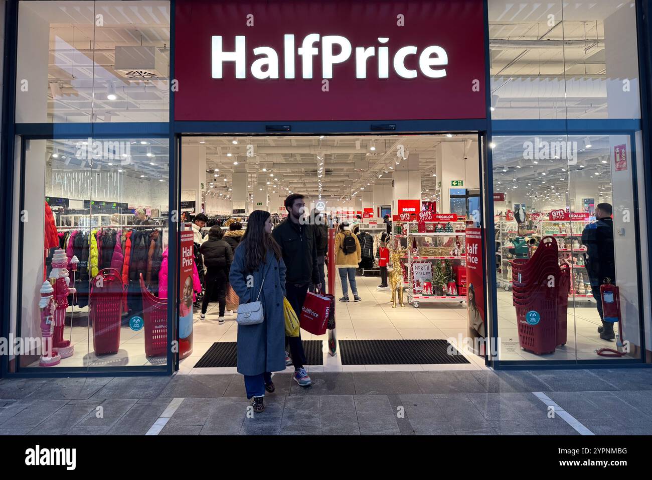 Il centro commerciale Puerto Venecia è pieno di persone durante la settimana di vendita del Black Friday, Saragozza, Spagna Foto Stock