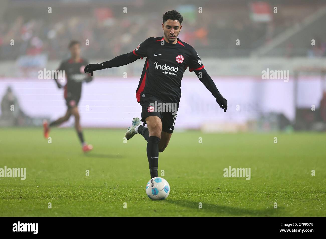 Voith Arena, Deutschland. 1 dicembre 2024. 01.12.2024, Fussball Bundesliga, 1. FC Heidenheim - Eintracht Frankfurt, emonline, emspor, v.l., Omar Marmoush (Eintracht Frankfurt) LE NORMATIVE DFL/DFB VIETANO QUALSIASI USO DI FOTOGRAFIE COME SEQUENZE DI IMMAGINI E/O QUASI-VIDEO. Credito Xdcx: dpa/Alamy Live News Foto Stock