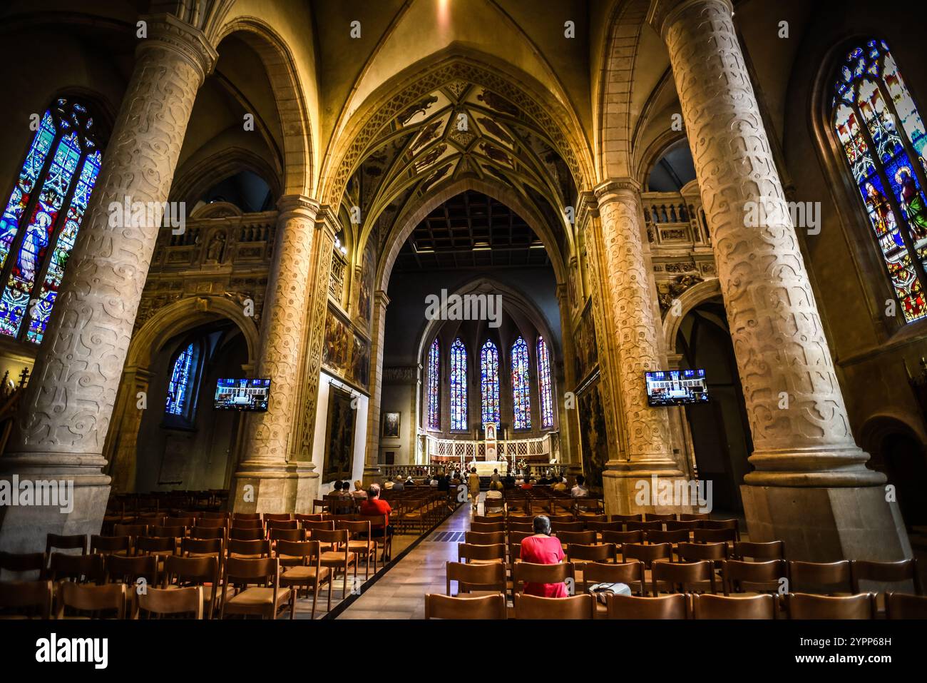 Vivaci vetrate colorate e colonne scolpite nella Cattedrale di Notre-Dame - Lussemburgo Foto Stock