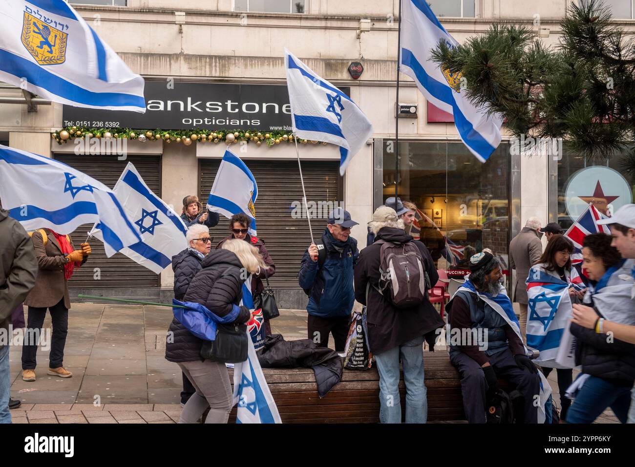Liverpool, Merseyside. 1 dicembre 2024. Una piccola quantità di persone, ebree, cristiane e musulmane si sono riunite in un raduno contro-pro di Israele, in piedi pacificamente. Hanno concluso la manifestazione in coincidenza con la fine dei discorsi pro-palestinesi, cantando “God Save the King” seguito dall’inno nazionale israeliano Hatikva (Hope). Crediti: Rena Pearl/Alamy Live News Foto Stock