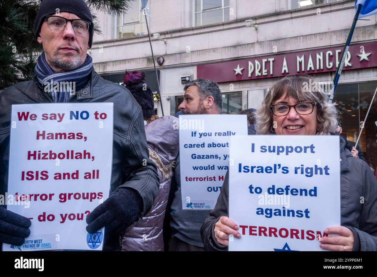 Liverpool, Merseyside. 1 dicembre 2024. Una piccola quantità di persone, ebree, cristiane e musulmane si sono riunite in un raduno contro-pro di Israele, in piedi pacificamente. Hanno concluso la manifestazione in coincidenza con la fine dei discorsi pro-palestinesi, cantando “God Save the King” seguito dall’inno nazionale israeliano Hatikva (Hope). Crediti: Rena Pearl/Alamy Live News Foto Stock