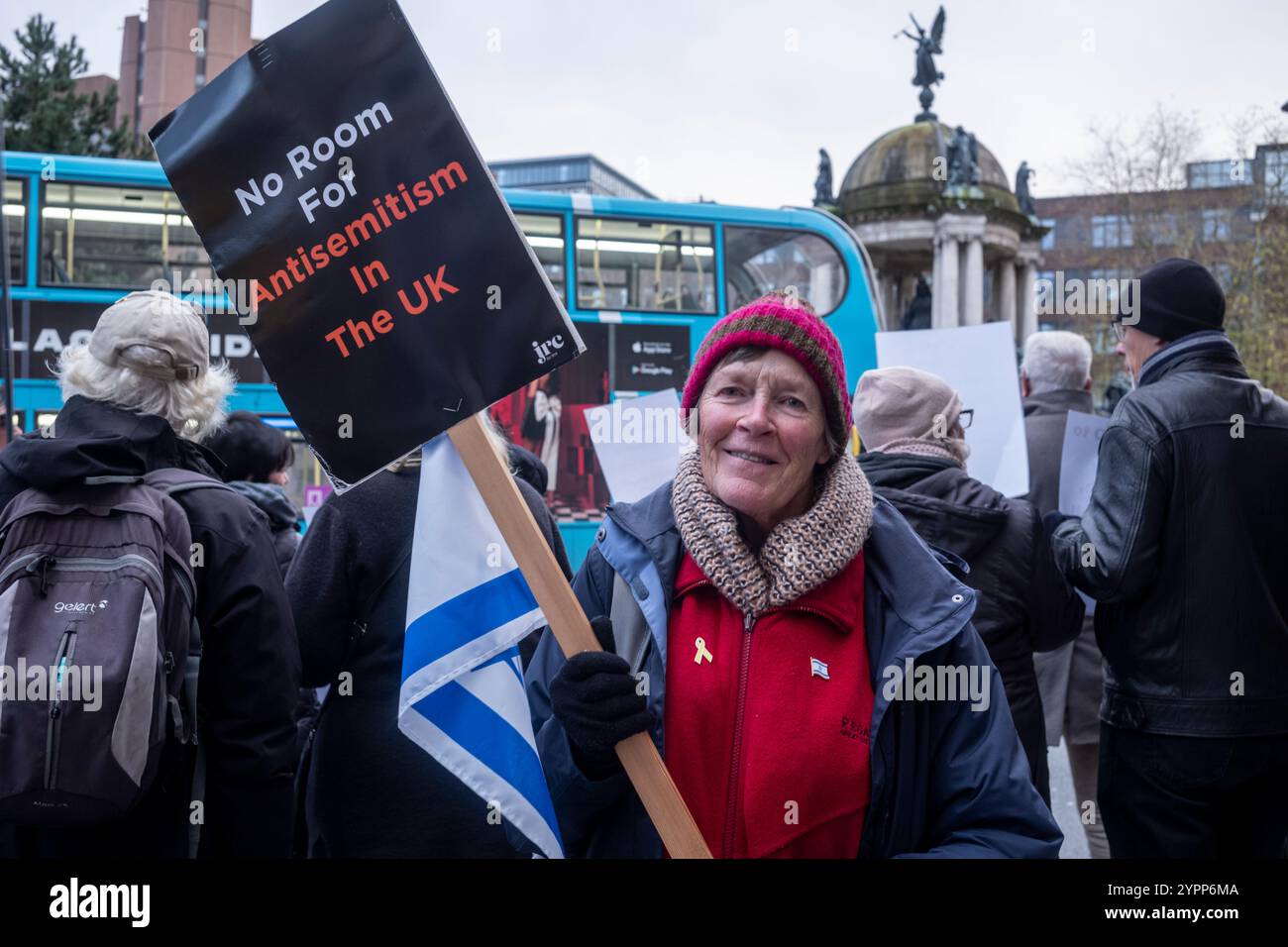 Liverpool, Merseyside. 1 dicembre 2024. Una piccola quantità di persone, ebree, cristiane e musulmane si sono riunite in un raduno contro-pro di Israele, in piedi pacificamente. Hanno concluso la manifestazione in coincidenza con la fine dei discorsi pro-palestinesi, cantando “God Save the King” seguito dall’inno nazionale israeliano Hatikva (Hope). Crediti: Rena Pearl/Alamy Live News Foto Stock