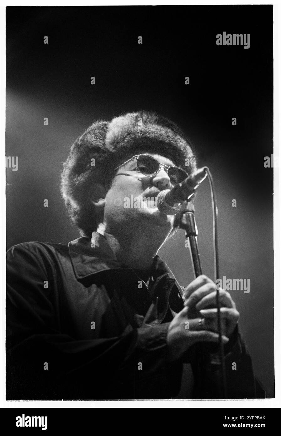 PAUL HEATON, BEAUTIFUL SOUTH, CONCERTO, 1997: Paul Heaton cantante del Beautiful South suona alla Cardiff International Arena CIA il 14 aprile 1997. Archiviare la fotografia su pellicola. Fotografia: Rob Watkins. INFO: The Beautiful South è stata una band pop-rock britannica formatasi nel 1988, nota per i loro testi spiritosi e le melodie accattivanti. Guidati da Paul Heaton, hanno raggiunto il successo con successi come "Song for Who" e "Rotterdam", che fondono umorismo con temi introspettivi. Foto Stock