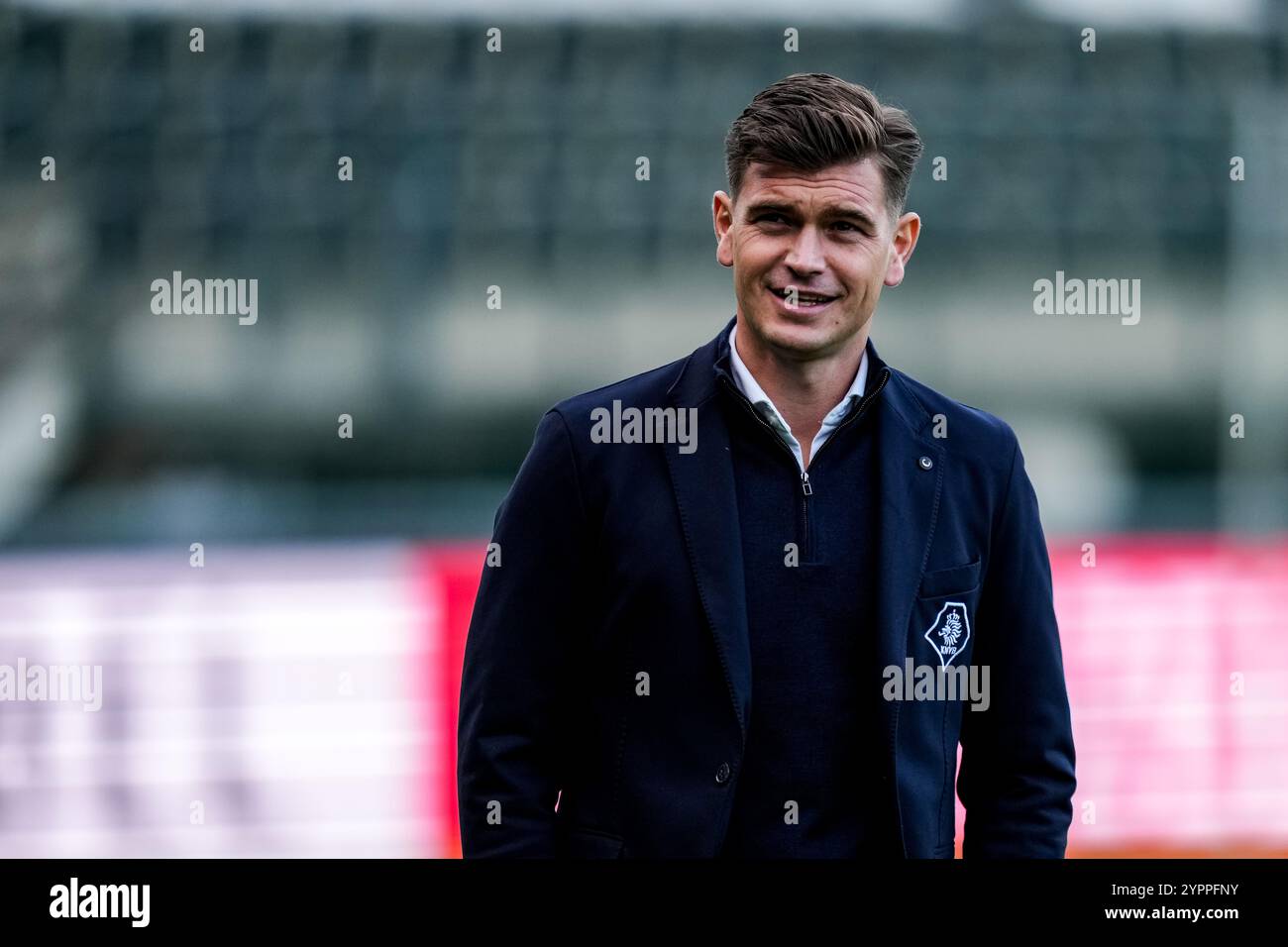 Nijmegen, Paesi Bassi. 1 dicembre 2024. NIJMEGEN, PAESI BASSI - 1° DICEMBRE: L'arbitro Sander van der Eijk guarda prima dell'incontro Eredivisie tra NEC e AFC Ajax al GoffertStadium il 1° dicembre 2024 a Nijmegen, Paesi Bassi. (Foto di René Nijhuis/MB Media) credito: MB Media Solutions/Alamy Live News Foto Stock