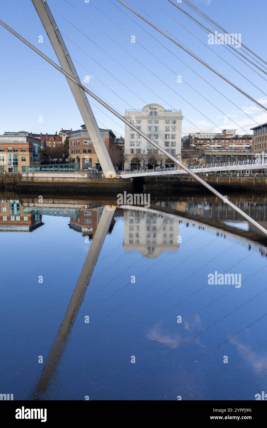 Phot prese il Millennium Bridge a Newcastle upon Tyne, con il Reflection's nel fiume Foto Stock