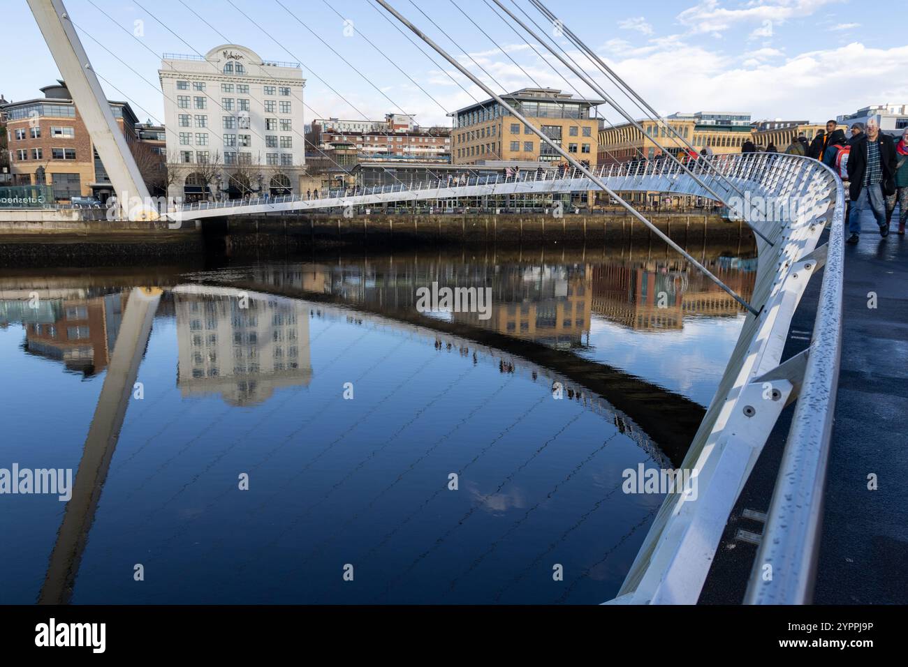 Phot prese il Millennium Bridge a Newcastle upon Tyne, con il Reflection's nel fiume Foto Stock