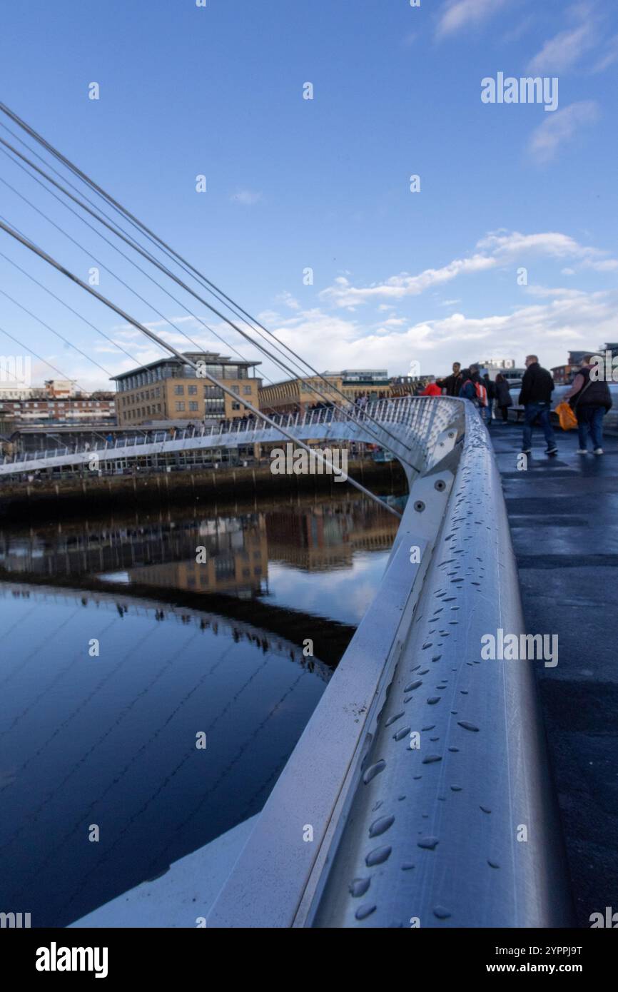 Phot prese il Millennium Bridge a Newcastle upon Tyne, con il Reflection's nel fiume Foto Stock