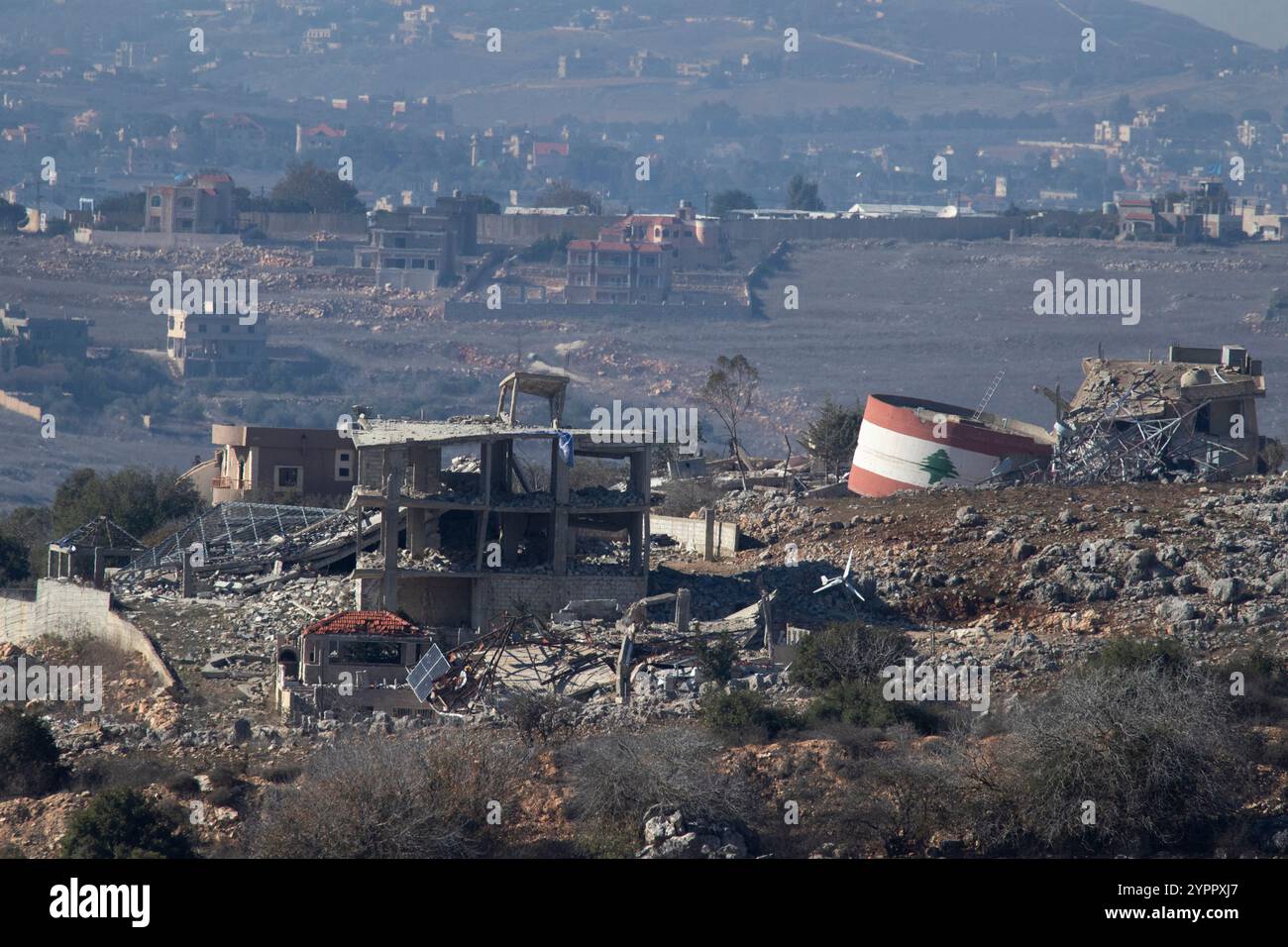Menara, Israele. 1 dicembre 2024. La distruzione di case ed edifici nel villaggio del Libano meridionale di Meiss El Jabal, vista dall'interno del nord di Israele il 1° dicembre 2024, quinto giorno del cessate il fuoco Israele-Hezbollah. Foto di Jim Hollander/UPI credito: UPI/Alamy Live News Foto Stock