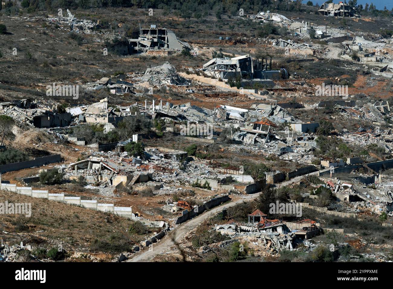 Menara, Israele. 1 dicembre 2024. La distruzione di case ed edifici nel villaggio di Odaisseh, nel Libano meridionale, visto dall'interno di Israele settentrionale il 1° dicembre 2024, quinto giorno del cessate il fuoco Israele-Hezbollah. Foto di Jim Hollander/UPI credito: UPI/Alamy Live News Foto Stock