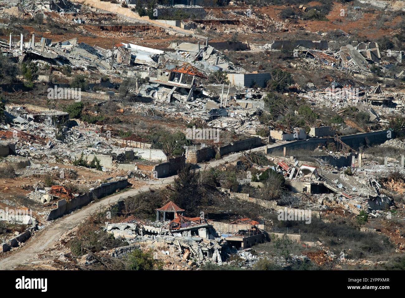 Menara, Israele. 1 dicembre 2024. La distruzione di case ed edifici nel villaggio di Odaisseh, nel Libano meridionale, visto dall'interno di Israele settentrionale il 1° dicembre 2024, quinto giorno del cessate il fuoco Israele-Hezbollah. Foto di Jim Hollander/UPI credito: UPI/Alamy Live News Foto Stock