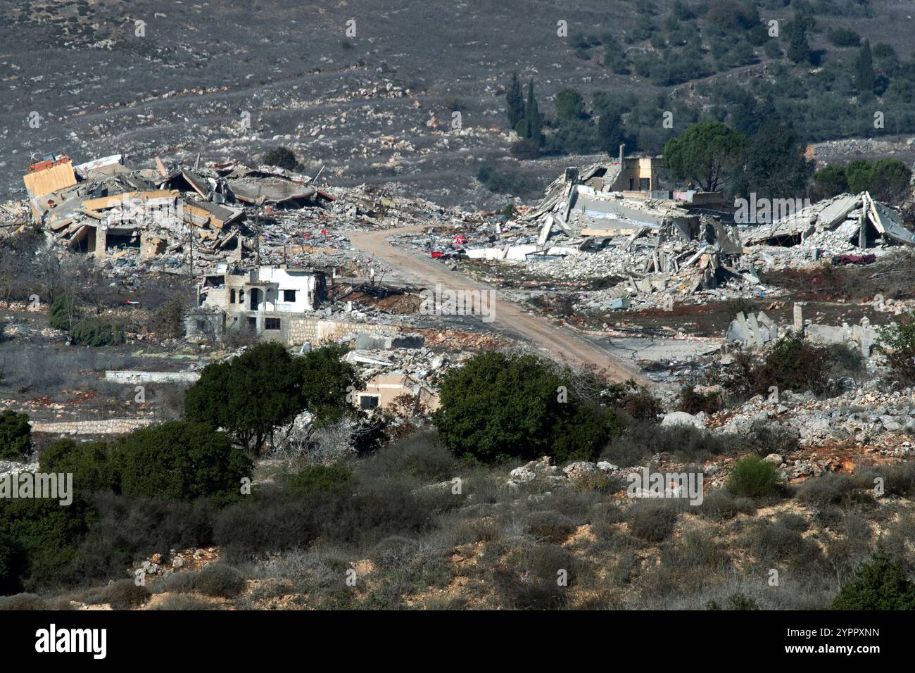 Menara, Israele. 1 dicembre 2024. La distruzione di case ed edifici nel villaggio del Libano meridionale di Meiss El Jabal, vista dall'interno del nord di Israele il 1° dicembre 2024, quinto giorno del cessate il fuoco Israele-Hezbollah. Foto di Jim Hollander/UPI credito: UPI/Alamy Live News Foto Stock