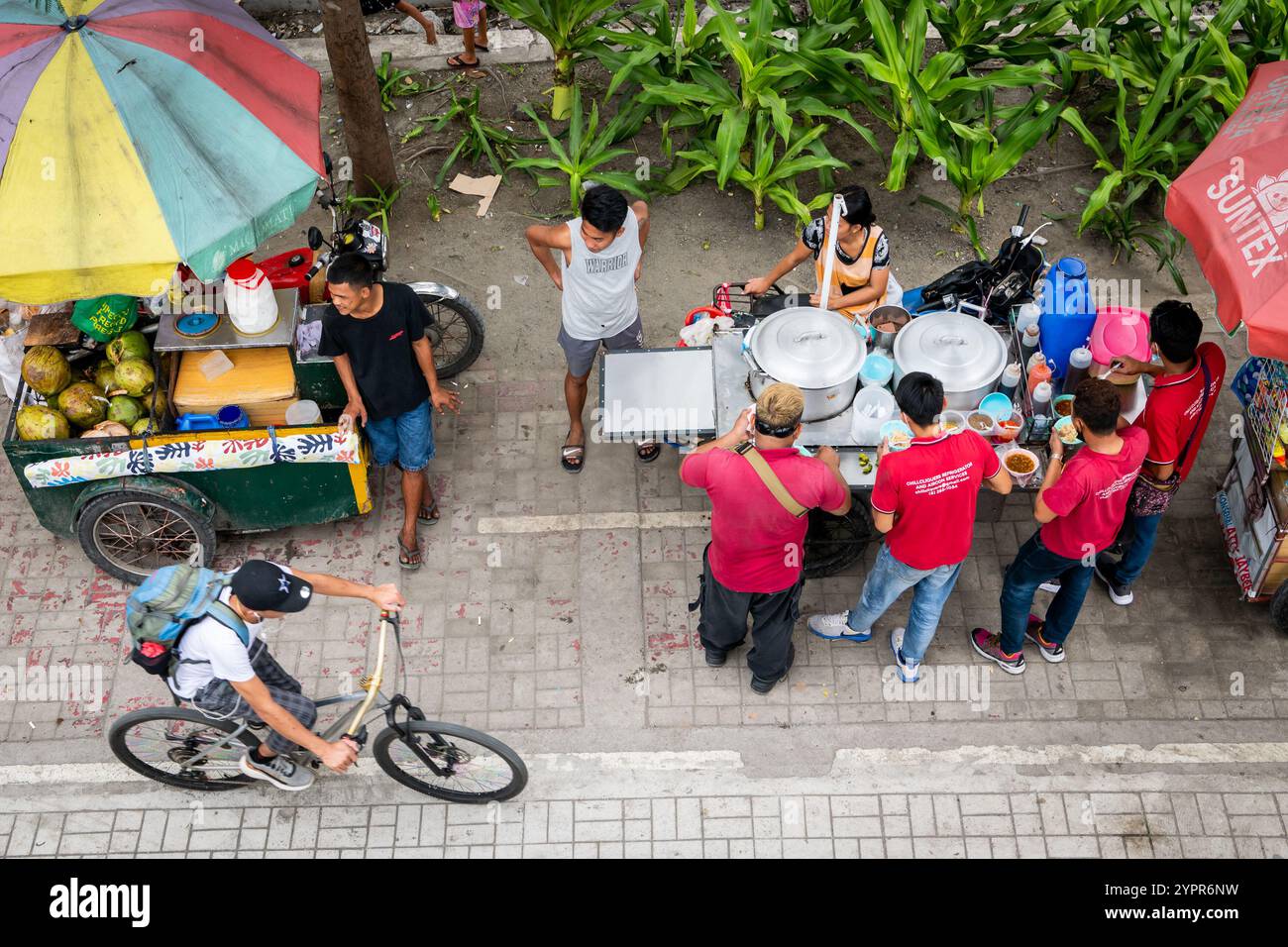 I pedoni si fanno strada lungo la baia di Manila, nel quartiere Ermita di Manila, nelle Filippine. Foto Stock