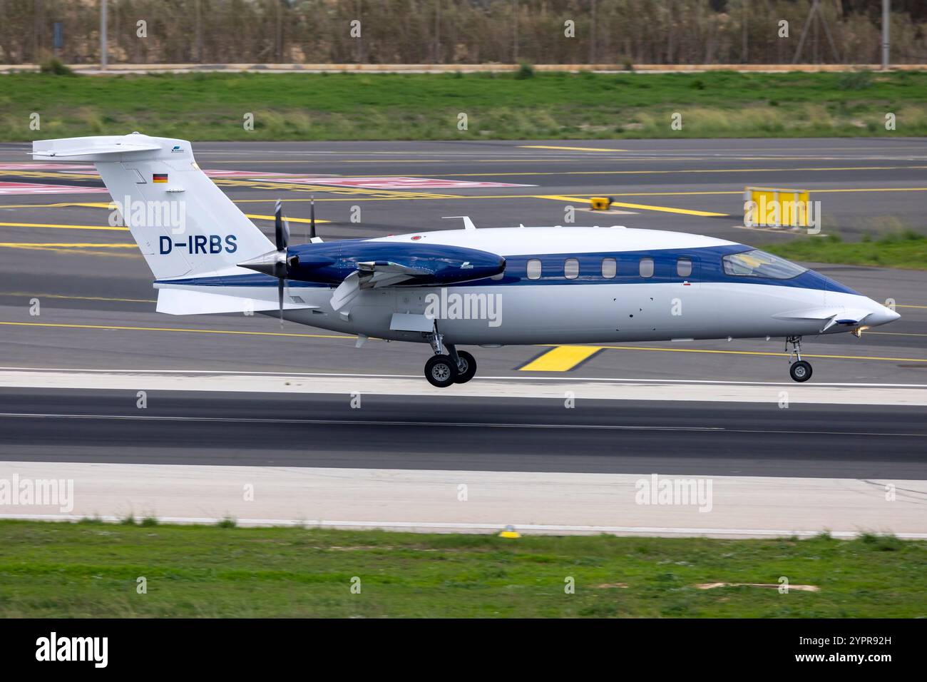 Piaggio P-180 Avanti II (REG: D-IRBS) pochi istanti prima di scendere dalla pista 31. Foto Stock