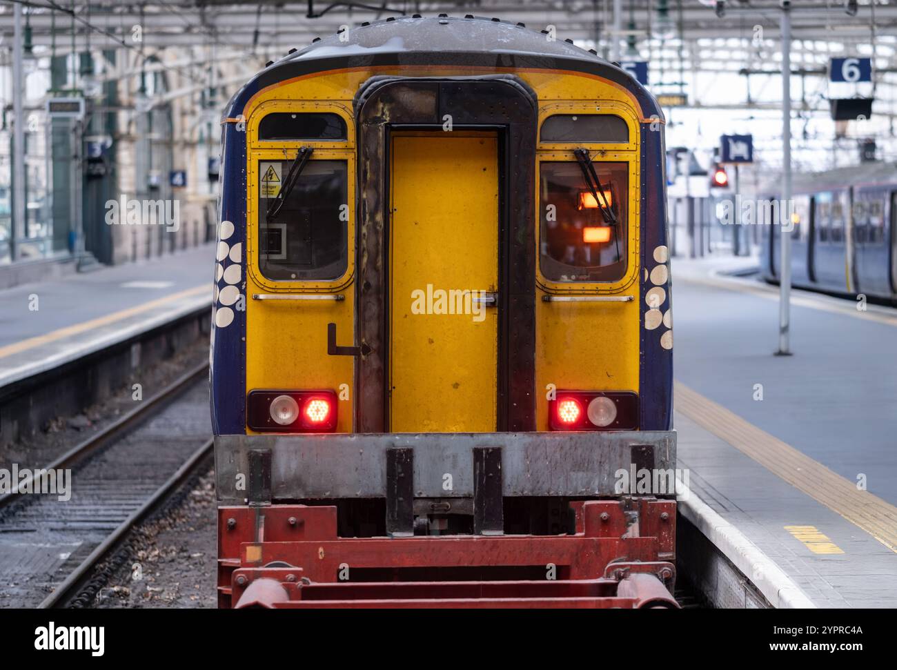 Un grungy Old Locomotive Diesel Train presso Una stazione ferroviaria del Regno Unito Foto Stock