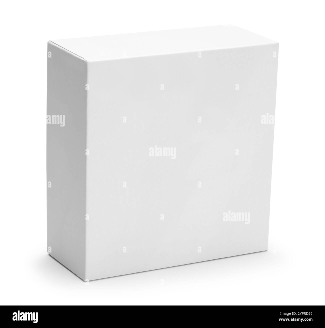 Scatola di cartone quadrata in posizione verticale ritagliata su bianco. Foto Stock
