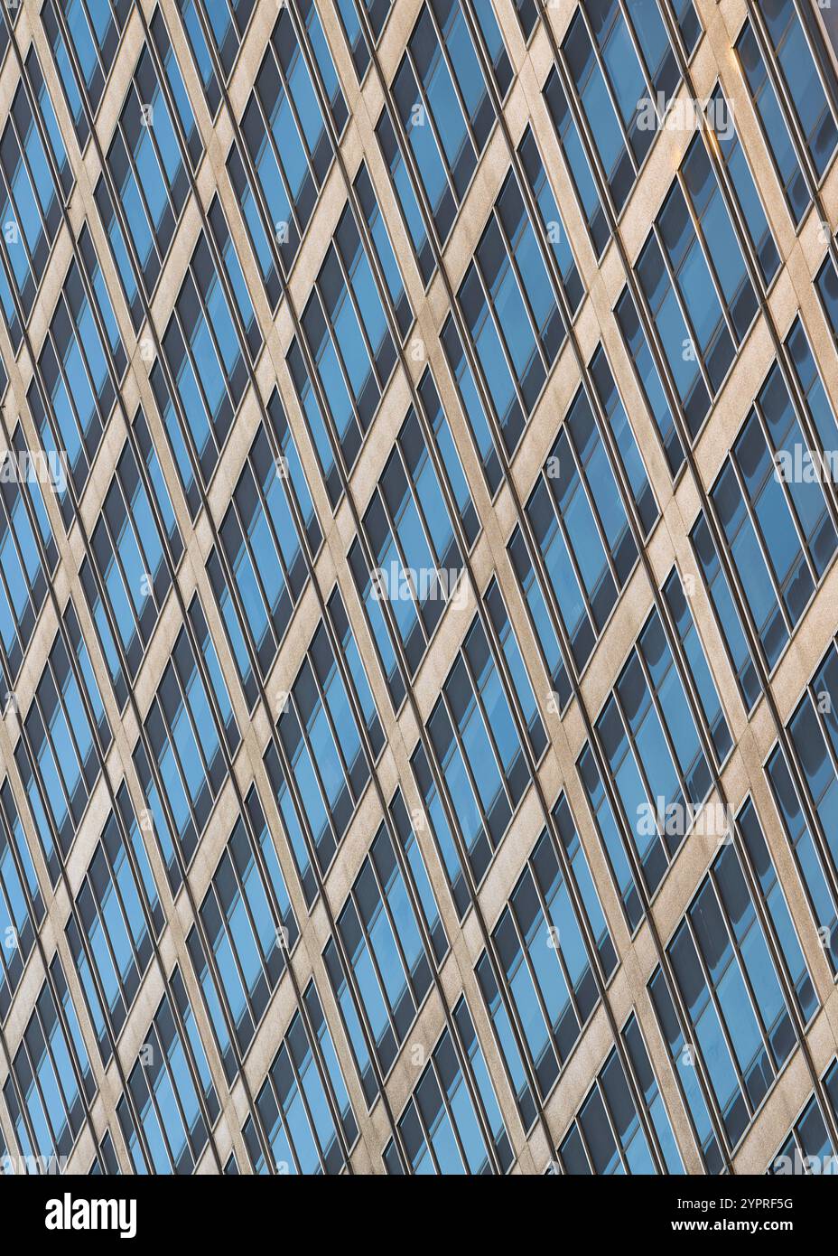 Il modello a griglia della Commerce Tower sulla Main Street a Kansas City, Missouri, forma uno sfondo geometrico astratto Foto Stock
