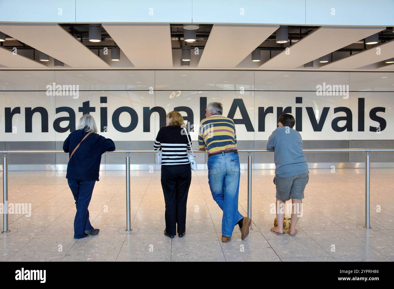 International area degli arrivi al Terminal 5 di Heathrow Airport. London Borough of Hounslow, Greater London, England, Regno Unito Foto Stock