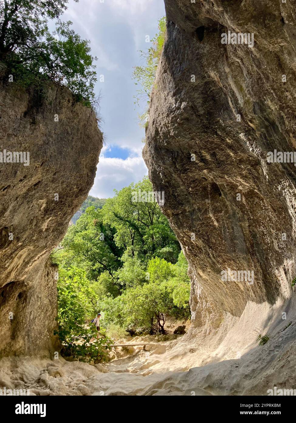 Il letto del fiume essiccato di Les Concluses de Lussan, Lussan, Provence, Francia Foto Stock