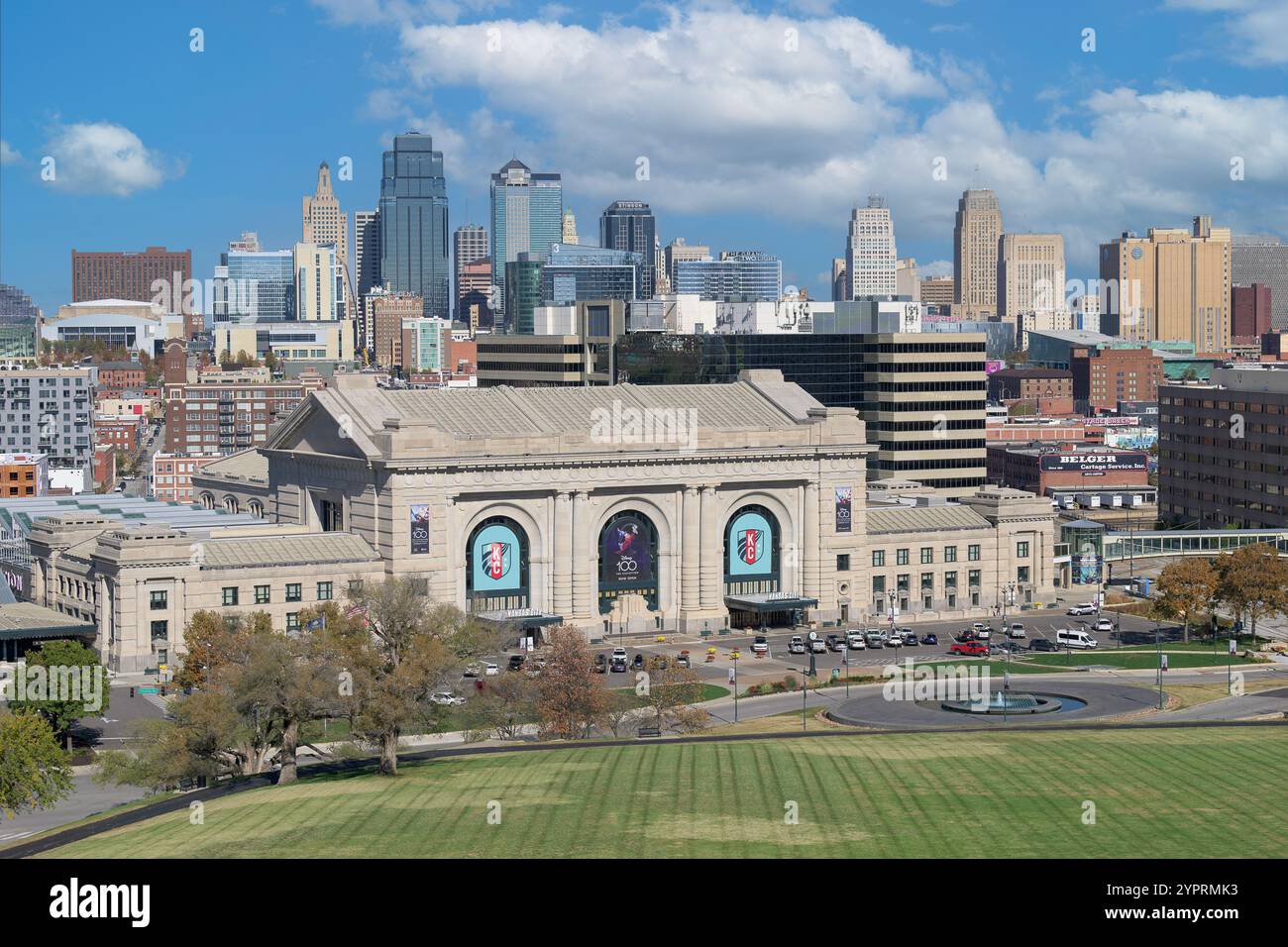 Union Station di fronte allo skyline del centro di Kansas City Foto Stock