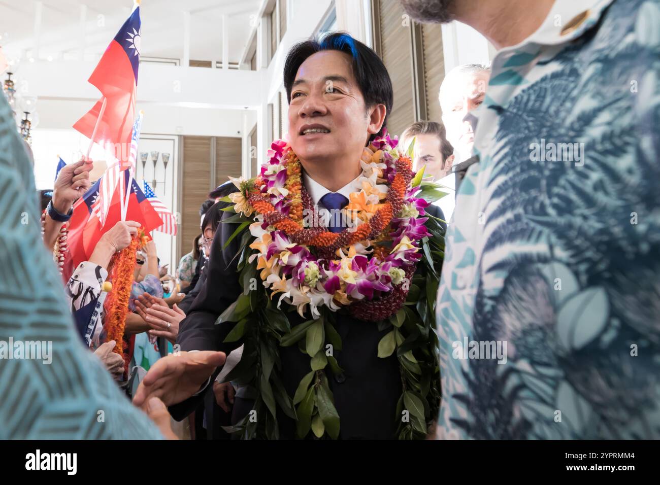 Honolulu, Stati Uniti. 30 novembre 2024. Il presidente di Taiwan Lai Ching-te, centro, con lesi floreali intorno al collo, è accolto da un buon desiderio all'arrivo al Kahala Hotel and Resort, il 30 novembre 2024 a Honolulu, Hawaii. Lai è arrivato per una sosta di due giorni alle Hawaii. Crediti: Liu Shu fu/Ufficio Presidenziale di Taiwan/Alamy Live News Foto Stock