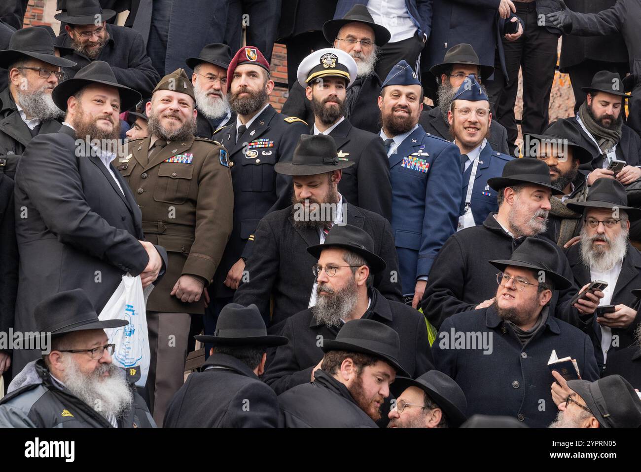 New York, NY, USA, 1 dicembre 2024: Migliaia di rabbini tra cui i cappellani militari di Lubavichi si riuniscono per la conferenza internazionale annuale Shluchim degli emissari di Chabad-Lubavitch (Kinus Hashluchim) foto di classe davanti alla sede di Chabad a Brooklyn, New York, il 1 dicembre 2024. Il Kinus è il più grande raduno rabbinico del mondo. Comprende quattro giorni di laboratori, uno Shabbat spiritualmente edificante e una visita all'Ohel, il luogo in cui il Rebbe Lubavitcher, Rabbi Menachem M. Schneerson fu sepolto. Crediti: Lev Radin/Alamy Live News Foto Stock