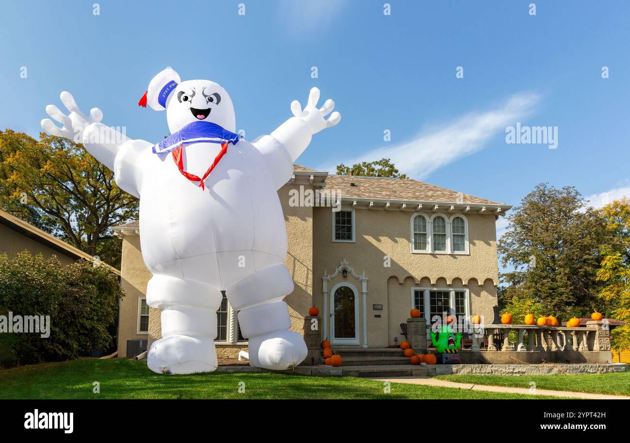 Un enorme gonfiabile tema del film Halloween Ghostbusters Stay Puft Marshmallow Man decorazione nel cortile di una casa a Minneapolis, Minnesota. Foto Stock