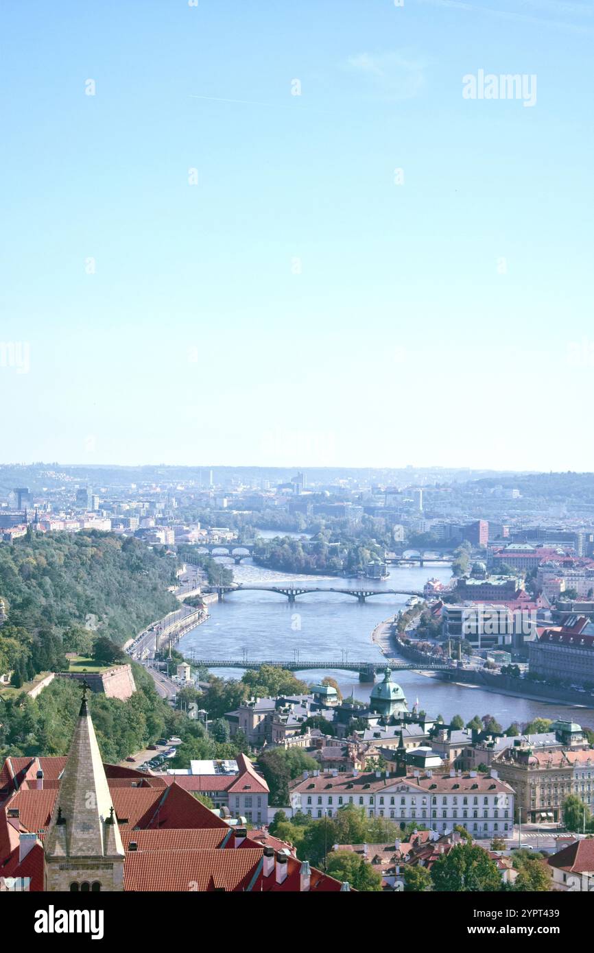 Vista panoramica della città di Praga. Edifici, ponti e fiume Moldava. Praga, Repubblica Ceca Foto Stock