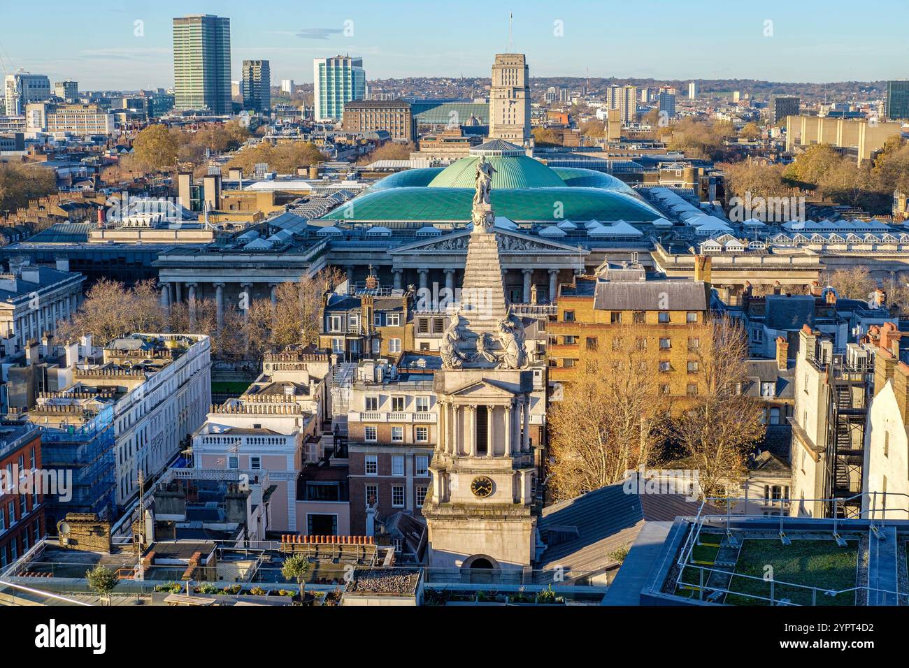 Vista verso nord dalla terrazza sul tetto del 9° piano del Post Building, Museum Street con la Chiesa di San Giorgio, Bloomsbury e il British Museum. Londra Regno Unito Foto Stock